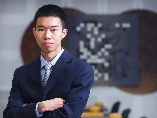 美女脱掉内裤和胸罩