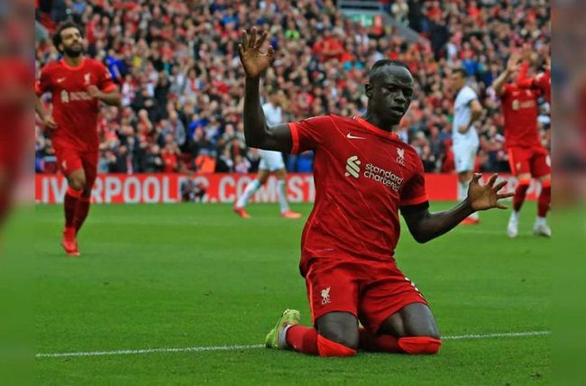小溪边的美女