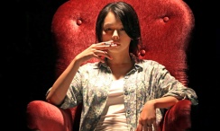 变态往美女屁股里灌水不让尿